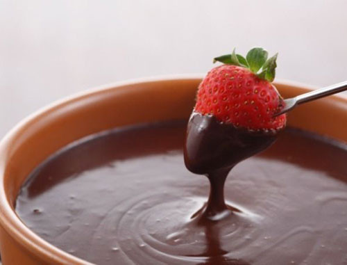 Socola. Socola giúp tăng khả năng lưu thông máu về mắt giúp mắt đỡ mệt mỏi và tăng thị lực cho mắt hơn thế nữa socola giúp làm tăng nồng độ serotonine một hợp chất có trong não có khả nang điều hoà tính khí cũng như giấc ngủ- đây là một chất chống trầm uất, kích thích hệ thần kinh. Tuy nhiên, nếu bé bị đục thuỷ tinh thể thì không nên cho ăn socola vì trong socola có chứa vanadium đây là khoáng tố giúp xương mau lành hợp chất này vốn không tốt cho mắt.