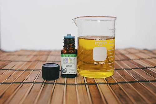 Sử dụng nồi đun nóng dầu dừa, sau đó, trộn các loại dầu còn lại vào và để nguội.