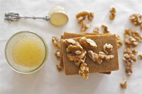 Sau khi hỗn hợp đã bắt đầu chảy ra và quyện đều, tiếp tục cho thêm 1/4 túi bột Lye vào đảo tiếp. Lúc này, hỗn hợp sẽ dần chuyển màu vàng nhạt.