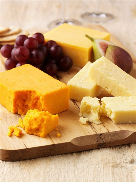 Cắt sữa thành từng mảnh nhỏ.