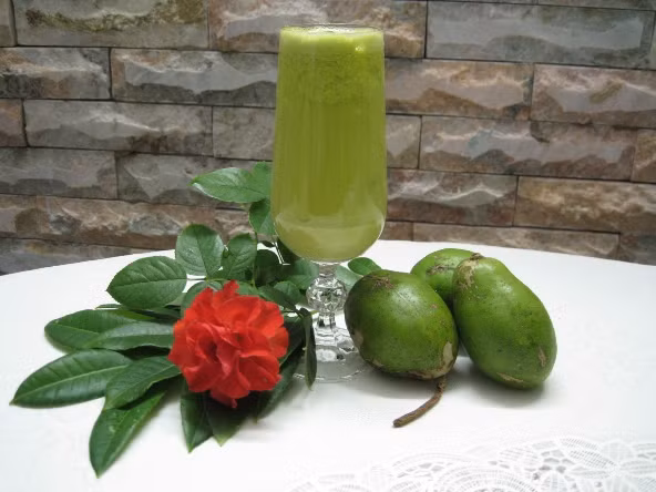 Giảm cân. Chất béo trong quả cóc là loại chất béo có lợi cho cơ thể nên sẽ không có vấn đề nguy cơ béo phì khi ăn và ới lượng đường tự nhiên ít, chất xơ và protein cao, quả cóc còn là loại trái cây lý tưởng trong những thực đơn ăn kiêng giảm cân. Không chỉ được sử dụng tươi sống mà còn có thể chế biến thành nững món ăn như salad, nộm hay nước sốt cho các món khác.