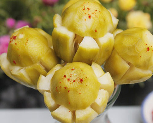 Ít calo không lo béo bụng. 100g thịt trái cóc chỉ cung cấp khoảng 29 calo cho cơ thể. Nếu so sánh với xoài thì 100g thịt xoài chứa tới 64 calo. Như vậy, trái cóc có thể làm thỏa mãn sở thích ăn vặt của bạn, giúp duy trì sự khỏe mạnh cho cơ thể mà không phải lo lắng chuyện tăng cân.