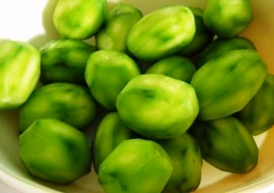 Dồi dào vitamin C chống lão hóa. Một khẩu phần gồm 100g trái cóc có thể cung cấp cho cơ thể khoảng 34 mg vitamin C, đáp ứng hơn ½ lượng vitamin C cần bổ sung cho cơ thể mỗi ngày. Vitamin C là chất chống ôxy hóa mạnh, giúp bảo vệ cơ thể chống lại các gốc tự do gây hại, làm giảm nguy cơ mắc bệnh tim và ung thư, hỗ trợ hấp thụ chất sắt, tổng hợp collagen và protein để tạo thành các mô liên kết với nhau, giúp chữa lành vết thương và tăng cường sức đề kháng cho cơ thể.