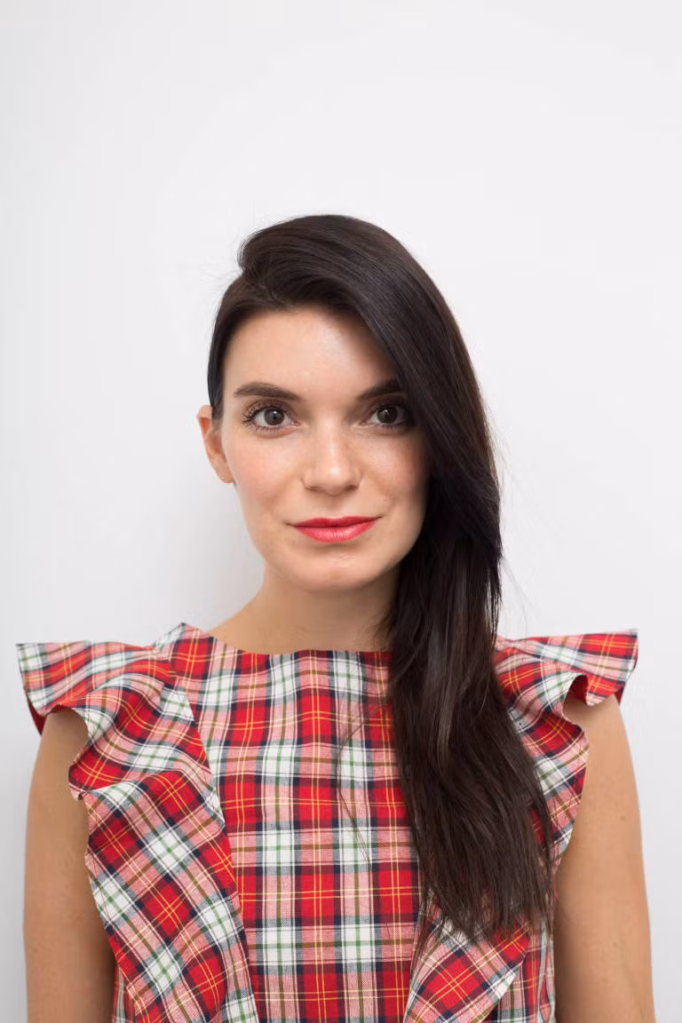 Mái lệch cực kỳ dịu dàng với phần kẹp tăm giấu đằng sau gáy.