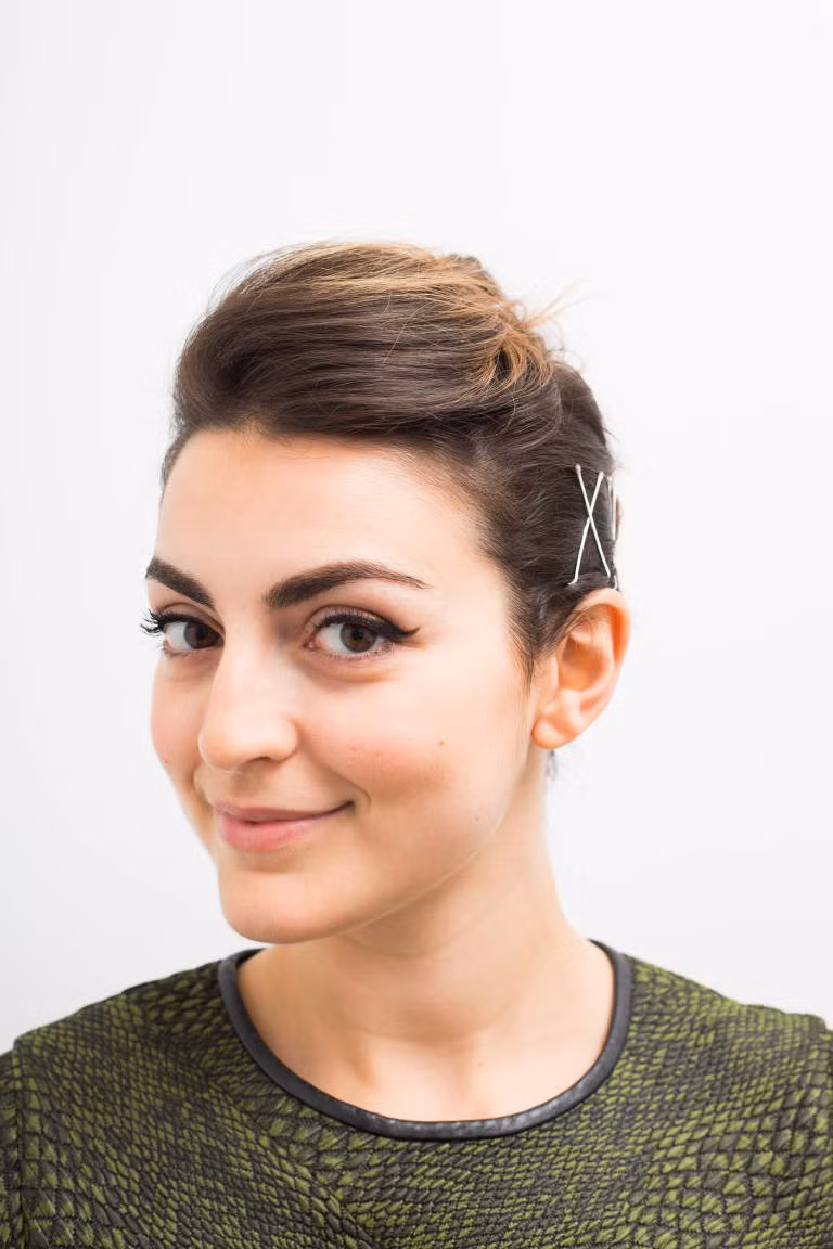 Phấn mái phồng và cặp tăm đan chéo hình chữ X làm cho khuôn mặt trở nên dịu dàng hơn.