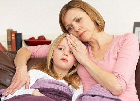 Nguy cơ bệnh lý tương lai, Việc ăn dặm sớm cò thể khiến bé bị ezecma, hen, dị ứng thực phẩm. Do lớp màng hấp thu của ruột chưa hoàn chỉnh nên sẽ hấp thu y nguyên các phân tử protein, kích thích các phản ứng dị ứng thực phẩm và các bệnh liên quan như hen, ezecma. Mặt khác, thực phẩm dị ứng gây kích thích các phản ứng kháng lại insulin dẫn đến tiểu đường.