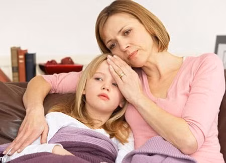 Nguy cơ bệnh lý tương lai, Việc ăn dặm sớm cò thể khiến bé bị ezecma, hen, dị ứng thực phẩm. Do lớp màng hấp thu của ruột chưa hoàn chỉnh nên sẽ hấp thu y nguyên các phân tử protein, kích thích các phản ứng dị ứng thực phẩm và các bệnh liên quan như hen, ezecma. Mặt khác, thực phẩm dị ứng gây kích thích các phản ứng kháng lại insulin dẫn đến tiểu đường.