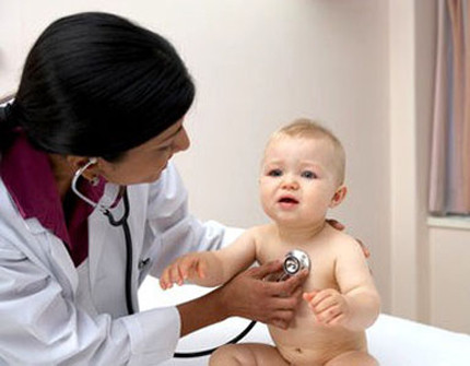 Dễ bị bệnh đường hô hấp. Khi ăn dặm sớm, hệ hô hấp của bé dễ bị nhiễm bệnh do thực phẩm tràn vào đường thở. Thiếu kháng thể từ sữa mẹ, trẻ dễ phát sinh dị ứng với thực phẩm lạ, thiếu hụt các vi chất dinh dưỡng làm kích thích miễn dịch không đầy đủ. Bé sẽ dễ nhiễm cúm, ho, sốt và viêm đường hô hấp trên.