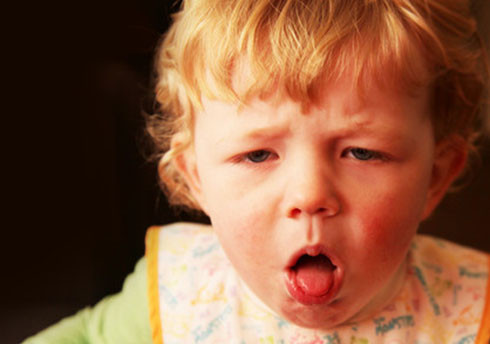 Bé dễ bị sặc, nghẹn. Ở độ tuổi chưa sẵn sàng ăn dặm, sự hoạt động của các cơ hàm, lưỡi, hầu, họng chưa có sự phối hợp nhuần nhuyễn. Bé dễ bị sặc khi uống nước và nghẹn khi ăn thực phẩm đặc do lưỡi chưa đẩy được thực phẩm vào đúng đường tiêu hóa. Phản xạ nuốt cũng chưa được điều hòa. Ngoài ra bé có thể bị thực phẩm tràn vào đường thở, gây tắc nghẽn rất nguy hiểm.