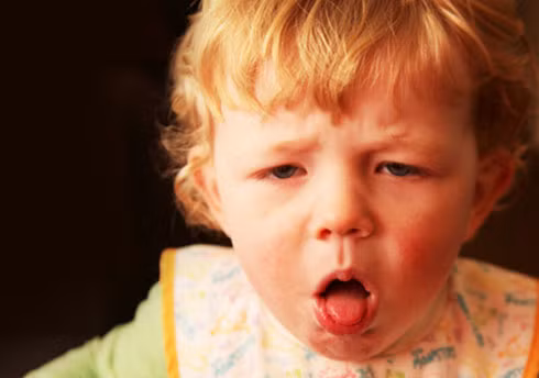 Bé dễ bị sặc, nghẹn. Ở độ tuổi chưa sẵn sàng ăn dặm, sự hoạt động của các cơ hàm, lưỡi, hầu, họng chưa có sự phối hợp nhuần nhuyễn. Bé dễ bị sặc khi uống nước và nghẹn khi ăn thực phẩm đặc do lưỡi chưa đẩy được thực phẩm vào đúng đường tiêu hóa. Phản xạ nuốt cũng chưa được điều hòa. Ngoài ra bé có thể bị thực phẩm tràn vào đường thở, gây tắc nghẽn rất nguy hiểm.