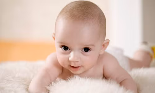 Cho bé nằm sấp khi thức giấc: Nằm sấp lúc thức không chỉ giúp bé phát triển các cơ đầu, cơ cổ mà còn tránh hình thành điểm lõm trên đầu. Tuy nhiên, mẹ không được đặt bé nằm sấp trong cũi và rời khỏi phòng. Có rất nhiều loại đồ chơi khuyến khích hoạt động nằm sấp ở bé, chẳng hạn thảm đồ chơi, lều đồ chơi, gương đồ chơi bằng nhựa…