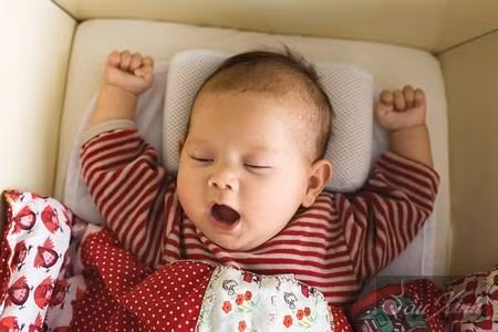 Không đặt bé trên ghế ôtô bằng những vật liệu cứng trong thời gian dài: Nếu mẹ phải đưa con ra ngoài, nên luân phiên giữa xe đẩy hoặc địu con để thay đổi vị trí của bé.