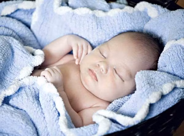 Sắp xếp lại đồ chơi treo cũi: Với những đồ chơi gắn ở cũi, cha mẹ nên thỉnh thoảng đổi vị trí của đồ chơi cho bé. Với vị trí mới, bé phải xoay đầu và hướng mắt sang chỗ khác – tránh tình trạng đầu luôn ở một tư thế trong thời gian dài. Ngoài ra, mẹ cũng nên thường xuyên đổi vị trí nôi (cũi) cho bé. Chẳng hạn, với những bé thích hướng ra cửa để nhìn bố mẹ thì mẹ có thể xoay ngược lại cũi.