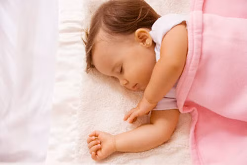 Thay đổi vị trí nằm: Nếu mẹ thường xuyên đặt bé ngủ ở một bên đầu trong một tuần thì sang tuần sau, mẹ cần xoay đầu bé về hướng đối diện.