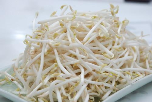 Dưỡng da khô. Với những chị em có làn da khô và nhăn thì giá đỗ là lựa chọn tuyệt vời cho bạn. Trong giá đỗ có chứa khá nhiều vitamin E có tác dụng giúp tẩy sạch các vết thâm đen trên da, giúp da bạn mịn mạng hơn, bên cạnh đó các vitamin C cũng giúp hấp thu tia tử ngoại giúp da tẩy nhanh các tế bào chết, ngăn ngừa các vết nhăn trên da, tạo độ ẩm cho da giúp bớt khô. Nhờ đó da bạn sẽ căng đẹp và mịn màng hơn.