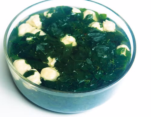 Trị táo bón sau sinh. Rau ngót bổ âm, lại chứa nhiều chất xơ nên ngăn ngừa hữu hiệu được bệnh táo bón. Phụ nữ sau sinh nên dùng rau ngót để vừa bổ âm, bù lại âm và các chất dịch đã mất cùng máu khi sinh.