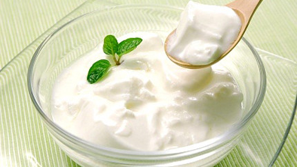 Trị mụn với sữa chua. Hàm lượng vitamin A, B1, E, C… trong sữa chua rất dồi dào có khả năng chống lại sự sừng hóa, kìm hãm sự lão hóa của da, trị mụn và làm mờ sẹo mụn cực kỳ hữu hiệu. Cách dùng mặt nạ sữa chua rất dễ dàng và nhanh gọn. Bạn chỉ cần rửa sạch mặt rồi thoa một lớp sữa chua không đường đều lên khắp da mặt. Đợi khoảng 10-15 phút cho mặt se lại rồi rửa lại với nước sạch. Kiên trì thực hiện phương pháp này trong vòng 1 tuần, bạn sẽ bất ngờ vì những nốt mụn đã giảm hẳn đi, làn da sáng và mịn màng hơn rất nhiều.