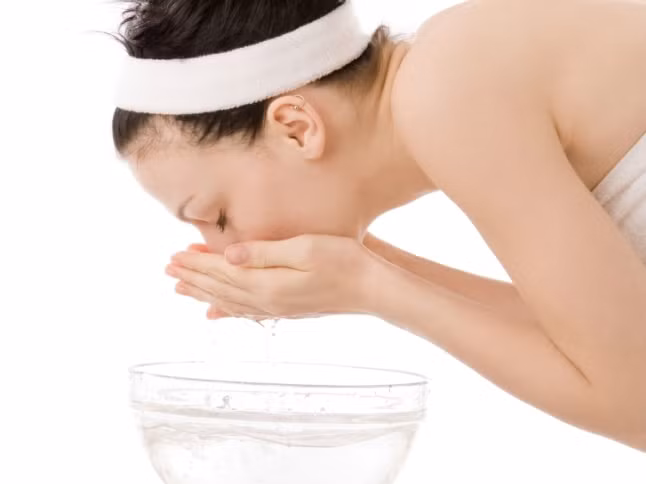 Rửa mặt mỗi buổi sáng và buổi chiều với xà bông nhẹ không chứ hoặc chứa rất ít hương liệu và phụ gia. Hormone sản sinh ra khi phụ nữ mang thai có thể làm da chị em sinh dầu nhiều quá mức, vì vậy, việc giữ da khô thoáng sạch sẽ là rất quan trọng. Ngoài sáng và chiều, những giờ khác bạn cũng có thể rửa mặt bằng nước ấm.