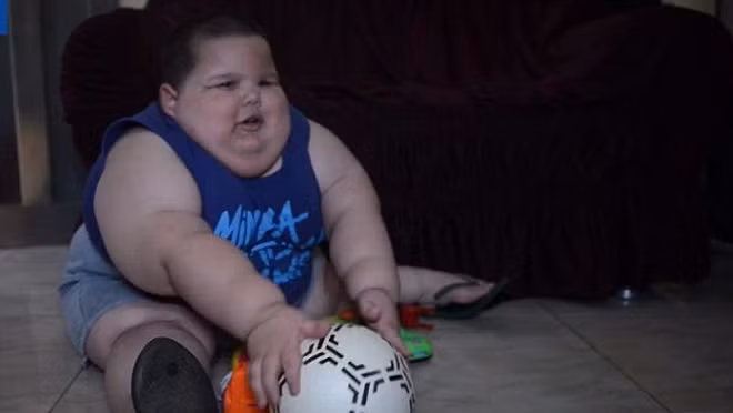 Tình trạng này đã buộc bố mẹ cậu bé phải cách ly đồ ăn để tránh tình trạng em ăn liên tục không ngừng nghỉ.