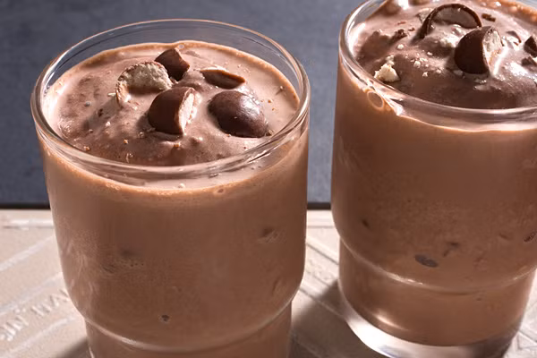 Sữa chocolate. Sữa là nguồn thực phẩm vô cùng quan trọng đối với sức khỏe của người tập thể hình nhằm cung cấp protein, muối khoáng, calo giúp cơ thể khỏe mạnh. Trong đó, sữa chocolate với vitamin D và canxi là những chất có tác dụng bảo vệ các lớp sụn và khớp xương của bạn, là giải pháp tốt cho cơ bắp khi mệt mỏi trong hoặc sau khi chơi thể thao. Theo các chuyên gia dinh dưỡng, người tập thể hình nên uống 1 cốc lớn sữa chocolate mỗi ngày sau giờ làm việc hay tập luyện.