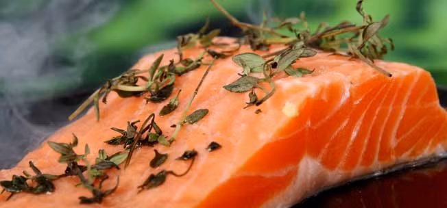 Cá hồi. Nếu muốn hoàn thành quá trình hình thành cơ bụng 6 múi thì bạn không thể bỏ qua các loại cá với nhiều thành phần giá trị. Trong 100g cá hồi có 25g protein và nhiều chất dinh dưỡng khác như vitamin D và acid béo omega-3, tham gia vào quá trình hình thành màng tế bào, giúp ngăn chặn quá trình nhão cơ, giúp hệ tim mạch khỏe mạnh. Bạn nên ăn 250g cá hồi/ ngày hoặc có thể thay bằng 300g các loại cá khác.