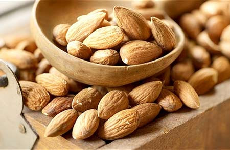 Hạnh nhân. Trong quả hạnh đào rất dồi dào vitamin E, giúp chống lại quá trình oxy hóa và ngăn chặn tổn thương bởi những hoạt động nặng. Ngoài ra, hạnh đào còn chứa nhiều protein, các khoáng chất Mg, Mn, Ca, P, Fe, sinh tố A, B2, C… và các chuyên gia dinh dưỡng đã khuyến nghị những người tập thể hình nên ăn 2 quả hạnh đào mỗi ngày.