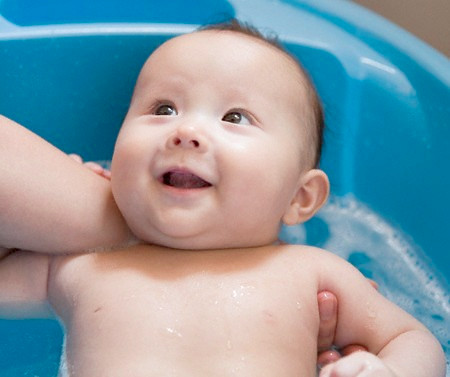 Khi bắt đầu tắm, các mẹ hãy đặt bé xuống chậu nước thật chậm và nhẹ nhàng. Kinh nghiệm là vòng một tay của mẹ ra phía sau bé để bé có thể tựa vào ở phần vai, cổ; đồng thời tay mẹ nắm chắc cánh tay bé (nắm cánh tay phía xa mẹ hơn). Tư thế bế như vậy sẽ giúp bạn giữ chắc con khi cho con tắm và cơ thể con cũng được thả lỏng, thoải mái.