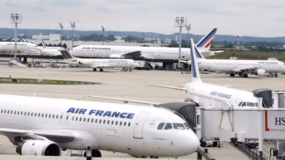 ...Nằm la liệt tại sân bay Orly ở Thủ đô Paris do phi công từ chối bay.