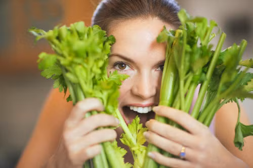 Cần tây giảm cân. Cần tây là loại thuốc giảm cân có khả năng tiêu mỡ, đốt cháy calo dư thừa đem lại cho bạn vóc dáng cân đối. Thực tế đã cho thấy hàm lượng calo trong cần tây là rất thấp, trong một cốc nước ép rau cần hay trong 100 gam rau cần chỉ có chứa 14 đơn vị calo.