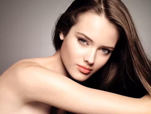 Dấm làm "dầu xả" dưỡng tóc: dùng dấm hòa lẫn với nước để gội sạch lại tóc lần gội cuối cùng, thay thế cho dầu xả. Dấm có thể nuôi dưỡng mái tóc từ chân tóc đến ngọn tóc, giúp mái tóc khỏe mạnh và trở nên đen nhánh. Mặc dù giấm rất nặng mùi nhưng nó lại cũng rất dễ bay hơi, vì thế khi gội đầu với giấm bạn không cần phải lo lắng về mùi của giấm sẽ lưu lại trên tóc quá lâu.