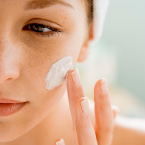 Cho trực tiếp sữa lên da khô. Một sai lầm “chết người” khác của phái đẹp khi làm sạch da chính là cho trực tiếp sữa rửa mặt lên da khô, thoa đều rồi mới rửa lại bằng nước. Trên thực tế, trong các loại kem, sữa rửa mặt đều có những hoá chất không nên sử dụng trực tiếp lên da mặt, nhất là khi da còn khô. Cách tốt nhất là bạn nên rửa sạch tay, làm ướt da mặt rồi lấy một lượng kem rửa vừa đủ ra tay, đánh bông rồi mới rửa mặt.