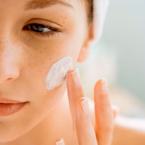 Cho trực tiếp sữa lên da khô. Một sai lầm “chết người” khác của phái đẹp khi làm sạch da chính là cho trực tiếp sữa rửa mặt lên da khô, thoa đều rồi mới rửa lại bằng nước. Trên thực tế, trong các loại kem, sữa rửa mặt đều có những hoá chất không nên sử dụng trực tiếp lên da mặt, nhất là khi da còn khô. Cách tốt nhất là bạn nên rửa sạch tay, làm ướt da mặt rồi lấy một lượng kem rửa vừa đủ ra tay, đánh bông rồi mới rửa mặt.