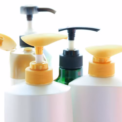 Chọn sai sản phẩm. Sữa rửa mặt tốt cho da sẽ loại bỏ bụi bẩn, trang điểm và bụi bẩn, nhưng không tước đi quá nhiều chất dầu tự nhiên của làn da và các tế bào khỏe mạnh. Bạn cần xác định rõ loại da của mình và chọn loại sữa rửa mặt phù hợp.