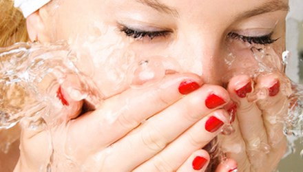 Rửa mặt trước khi gội đầu. Nên rửa sạch da mặt sau khi gội đầu để chắc chắn rằng các sản phẩm chăm sóc tóc không còn sót trên da của bạn, làm tắc nghẽn lỗ chân lông và gây mụn.