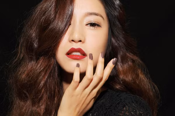 Son đỏ cuốn hút: Màu son của thập niên 1950, không những không lắng xuống mà trở thành biểu tượng cho sự gợi cảm, sang trọng của mọi thời đại. Khi đã muốn làm nổi bật đôi môi với son đỏ, bạn nên tối giản những phần còn lại, đặc biệt là đôi mắt.