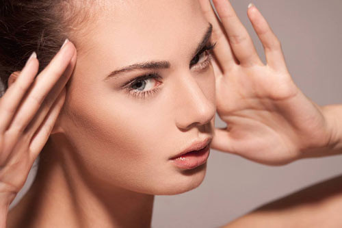  Trang điểm trong veo. Một lớp nền mịn, mỏng và phấn phủ tiệp màu da là bí quyết giúp phái đẹp tỏa sáng trên phố với vẻ đẹp tự nhiên. Bên cạnh đó, bạn chỉ cần kẻ eyeliner đen mảnh và tô son hồng đào, cam nhạt... để tăng thêm sự lôi cuốn.