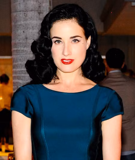 Môi đậm sáng. Những đôi môi tô son màu sáng và bóng sẽ là một trong 7 xu hướng làm đẹp của mùa Thu 2014. Đi cùng với nó là đôi mắt mèo quyến rũ và móng tay màu nude.