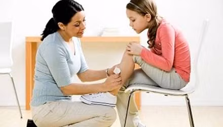  Mặc quần dài, cọ xát vào vết thương. Đây cũng là nguyên nhân khiến vết thương lâu lành, thậm chí là nhiễm trùng hơn.