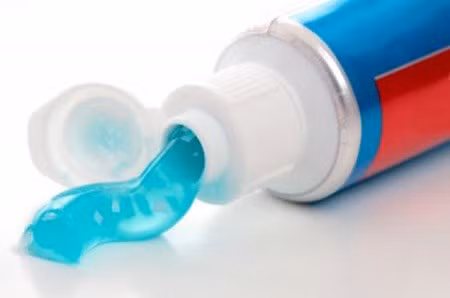  Dùng kem đánh răng. Nhiều người khi bị bỏng bôi kem đánh răng lên vết thương. Họ quan niệm kem đánh răng sẽ làm dịu vết thương. Song, thực chất kem đánh răng có chất kiềm nhẹ, khi bôi lên vết bỏng sẽ làm tăng đau đớn.