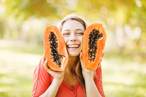 Trị tàn nhang. Lấy phần nhựa của đu đủ xanh và dùng bông chấm vào nhựa đu đủ, bôi lên những vết tàn nhang trên mặt. Bạn nên lưu ý, không bôi toàn bộ mặt mà chỉ bôi những vùng bị tàn nhang mà thôi vì nhựa đu đủ có tính sát khuẩn da và khiến da bạn bị mẩn đỏ, ngứa ngáy thậm chí là bong tróc da mặt.