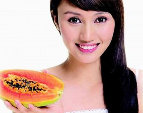 Dưỡng tóc. Bên cạnh công dụng chăm sóc da, ăn loại trái cây này ít nhất 3 lần một tuần còn thúc đẩy tóc mọc nhanh, giúp các nàng thoát khỏi nỗi lo tóc mỏng. Bạn cũng có thể trộn đều 1/2 quả đu đủ nghiền với một 1/2 cốc sữa chua không đường rồi ủ tóc bằng khăn tắm. Sau nửa tiếng, gội sạch đầu bằng nước lạnh. Biện pháp này hạn chế gàu, tạo độ bóng mượt cho mái tóc.