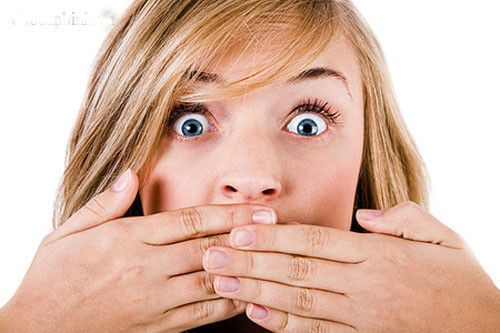 Hơi thở hôi. Miệng hôi là do các những thực phẩm lắng đọng lâu ngày trong cơ thể chuyển thành chất độc và tạo ra mùi hôi ở miệng. Các chất độc này có thể từ phổi, lá lách hay dạ dày gây ra.