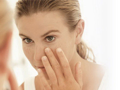 Sạm da. Nội tiết tố thay đổi, thời gian dài uống thuốc tránh thai, mắc bệnh gan, khối u, trúng độc, uống rượu, tắm nắng... đều là nguyên nhân gây sạm da. Vì thế, khi thấy có những dấu hiệu nám, sạm xuất hiện, bạn nên nghĩ đến việc giải độc cơ thể.