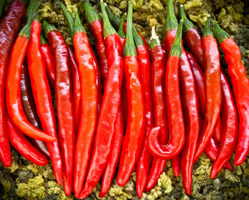 Thực phẩm mẹ không nên ăn là các gia vị mang tính nóng và cay. Một số loại gia vị như: ớt tiêu, hoa hồi, hạt tiêu, ngũ vị hương, quế… không chỉ dễ làm mất nước mà nó còn khiến cho sự bài tiết của mẹ bầu kém đi dẫn đến các bệnh như đau dạ dày, trĩ và táo bón. Khi bị táo bón phụ nữ mang thai phải rặn nhiều sẽ khiến cho bụng bị nén xuống, thai nhi trong tử cung cũng bị ép theo, sẽ dễ tạo nên những hậu quả xấu như động thai hoặc sinh sớm.