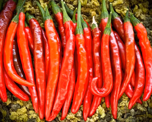 Thực phẩm mẹ không nên ăn là các gia vị mang tính nóng và cay. Một số loại gia vị như: ớt tiêu, hoa hồi, hạt tiêu, ngũ vị hương, quế… không chỉ dễ làm mất nước mà nó còn khiến cho sự bài tiết của mẹ bầu kém đi dẫn đến các bệnh như đau dạ dày, trĩ và táo bón. Khi bị táo bón phụ nữ mang thai phải rặn nhiều sẽ khiến cho bụng bị nén xuống, thai nhi trong tử cung cũng bị ép theo, sẽ dễ tạo nên những hậu quả xấu như động thai hoặc sinh sớm.