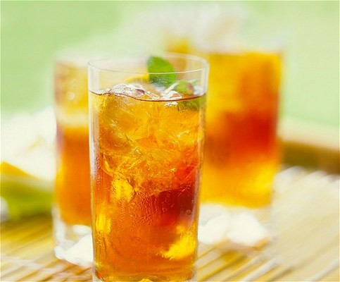 Đồ uống kích thích. Khi mẹ bầu dùng một lượng lớn thức ăn và đồ uống có chứa chất café có thể dẫn đến các tình trạng như tim đập nhanh, đau đầu, buồn nôn… Chất caffeine còn có thể thông qua cuống rốn vào thai nhi làm ảnh hưởng tới quá trình phát triển của thai nhi.