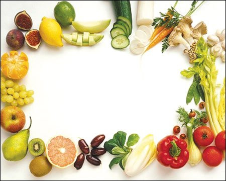 Bên cạnh đó vitamin là chất không thể thiếu trong bữa ăn hàng ngày của các mẹ bầu: vitamin A giúp mẹ bầu có sức đề kháng tốt, tốt cho sự phát triển của thai nhi; vitamin B giúp cho sự phát triển của cả mẹ và con, đồng thời giúp mẹ bầu bài tiết sữa tốt sau sinh nở; cung cấp vitamin C đầy đủ có thể phòng chống bệnh thiếu máu; vitamin D giúp cơ thể mẹ bầu hấp thu canxi và các khoáng chất tốt hơn...