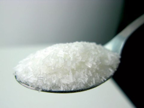 Mì chính. Mì chính là loại gia vị rất phổ biến hàng ngày, nhưng đối với phụ nữ mang thai thì cần phải chú ý không nên ăn hoặc cần hạn chế. Thành phần chủ yếu của mì chính là sodium glutamate, sau khi kết hợp với chất kẽm trong máu sẽ bị thải ra theo đường nước tiểu, hấp thụ quá nhiều lượng mì chính có thể làm tiêu hao lượng kẽm lớn sẽ không tốt cho sự phát triển hệ thần kinh của thai nhi.