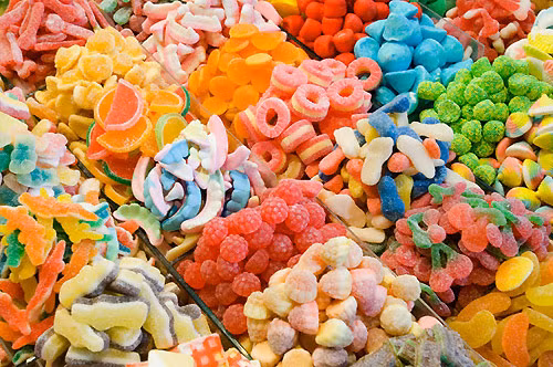 Ăn nhiều đường. Viện nghiên cứu Pisa tại Ý đã phát hiện ra rằng, khi lượng đường trong máu trong cơ thể thai phụ cao sẽ tăng khả năng trẻ sinh ra thừa cân, dị tật, nhiễm độc thai nghén hoặc phải mổ đẻ so với những thai phụ có lượng đường trong máu thấp lần lượt là 4 lần, 8 lần và 2 lần. Mặt khác, lượng đường trong máu cao sẽ giảm khả năng miễn dịch, khiến thai phụ dễ nhiễm vi khuẩn, vi rút, ảnh hưởng tiêu cực tới thai nhi.