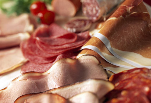 Ăn thịt tái sống. Những loại thịt chế biến sẵn, thịt nướng, xúc xích, cá hồi hun khói, rau củ chưa rửa sạch… có thể làm mẹ tăng nguy cơ nhiễm khuẩn listeria. Mẹ bầu bị nhiễm trùng listeria có thể dẫn đến sinh non, trẻ sơ sinh bị nhiễm trùng hoặc thai nhi chết lưu.